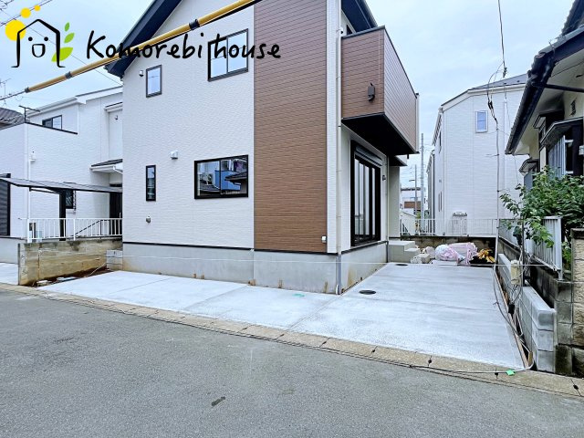 桶川市上日出谷　3期　新築一戸建て　ずっとプラス　01の駐車場|車1台がしっかり収まる駐車スペース付き。荷物の積み下ろしもスムーズで日常のストレスを軽減します。