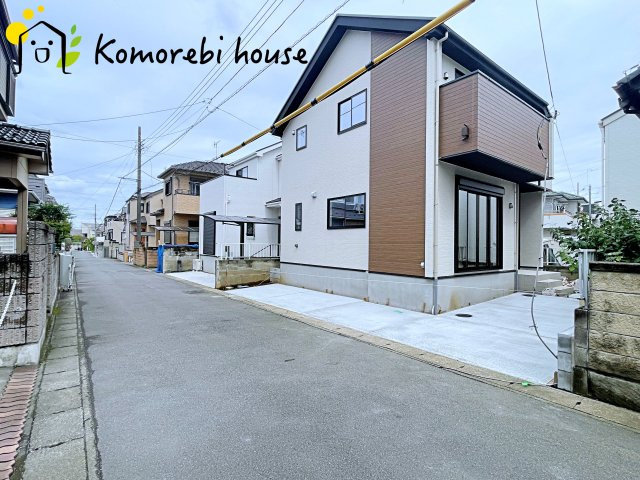 桶川市上日出谷　3期　新築一戸建て　ずっとプラス　01の前面道路含む現地写真|前面道路は幅員ゆったりで車の出し入れもスムーズ。静かな住宅街に建つ新築戸建てです。