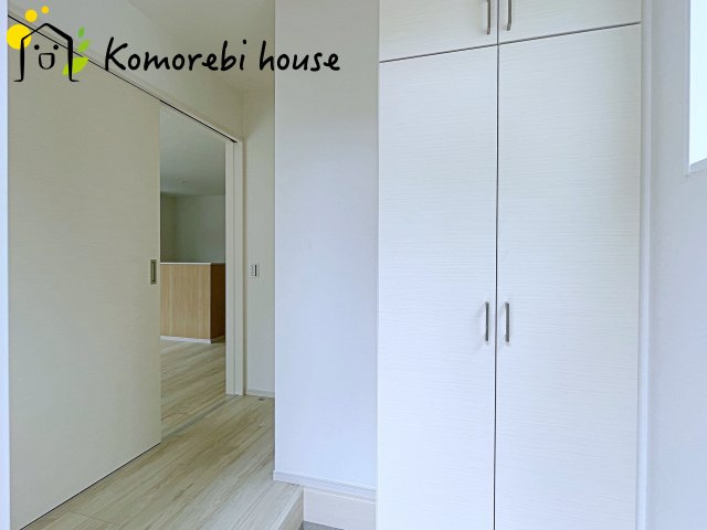 桶川市上日出谷　3期　新築一戸建て　ずっとプラス　01の玄関|玄関から快適な生活が始まる。収納・導線・使い勝手に配慮された、家族に優しい設計です。