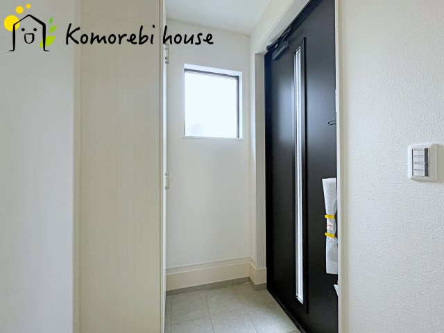 桶川市上日出谷　3期　新築一戸建て　ずっとプラス　01の玄関|明るく使いやすい玄関で、家族の生活をスムーズに。収納や導線も配慮された万能空間です。