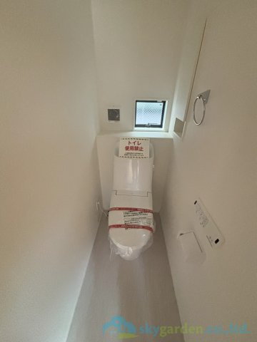 平塚市中里5期　新築戸建　全2棟2号棟のトイレ