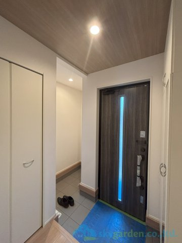 平塚市中里5期　新築戸建　全2棟2号棟の玄関