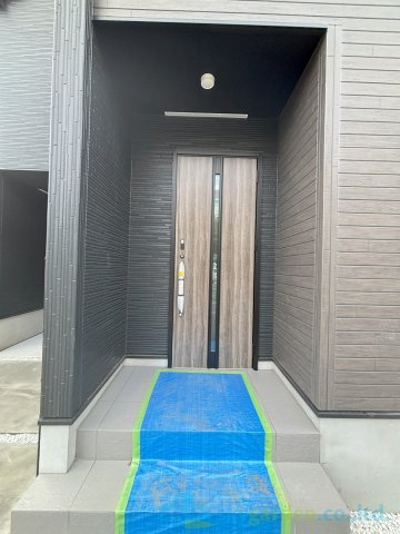 平塚市中里5期　新築戸建　全2棟2号棟の玄関