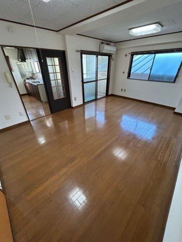 ハイツ輝の居間・リビング|ゆったりとしたリビングです