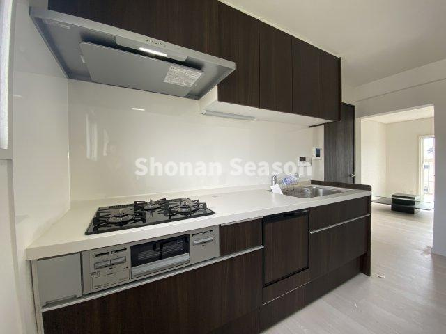 【キッチン】 | たっぷり収納でき、使い勝手の良いシステムキッチンに新規交換済み◎