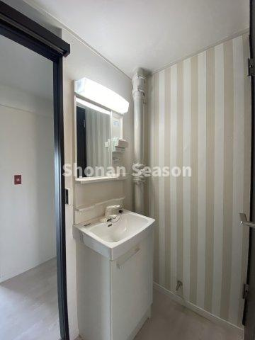 【独立洗面台】 | 玄関近くに洗面室があり、帰宅後の手洗い・うがいもスムーズ◎