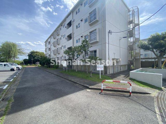 【外観】 | 海岸まで徒歩約10分！バルコニーから海を望めるマンションが登場◎　
内装リフォーム完工済、ゆっくりとご内見いただけます。