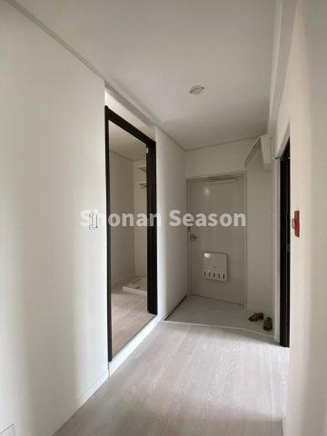 【玄関】 | 全居室収納が備わった、セカンドハウスにもおすすめな２LDKです。