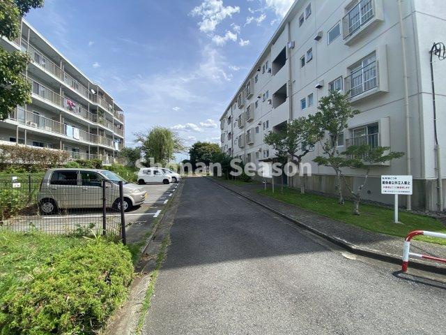 【周辺】 | 敷地内につき、落ち着きあるこゆるぎハイツ２号棟◎Pスペースあり！　
