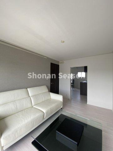 【居間・リビング】 | バルコニーに繋がる陽光差し込む明るいリビングルームです。　