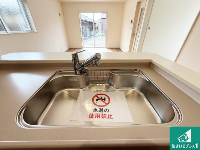 泉南郡熊取町野田　新築一戸建ての独立洗面台|清潔感のある洗面台です。フラットな鏡は掃除がしやすく毎日清潔！ホースは引き出して使えるので洗顔やお掃除の際に便利です！