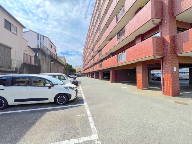 ライオンズマンション野間大池南の駐車場