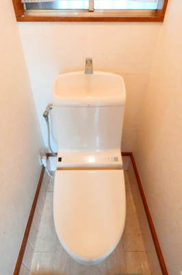 【トイレ】 | 草花戸建て | 1Fトイレ
温水洗浄便座付き