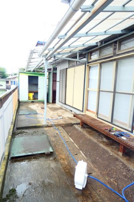 【庭】 | 草花戸建て | 1Fテラス
物置も2箇所あり、アウトドア用品など収納できます！