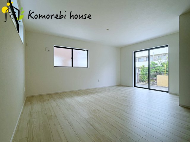 桶川市末広　1期　新築一戸建て　ずっとプラス　01の居間・リビング|18帖以上の広々LDK。家族が集まり、食事や会話、くつろぎの時間が自然と重なる空間です。