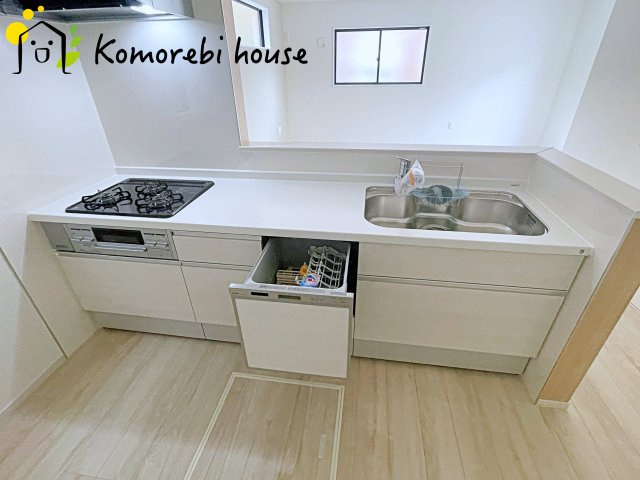 桶川市末広　1期　新築一戸建て　ずっとプラス　01のキッチン|食洗機や浄水器を備えた多機能キッチン。広がりある空間で、家族と会話を楽しみながら料理ができるカウンターキッチンです