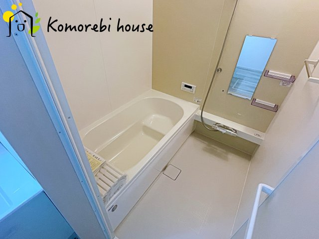 桶川市末広　1期　新築一戸建て　ずっとプラス　01の浴室|毎日使う場所だからこそ、いつも清潔に。カビが発生しにくい壁材や水はけの良い床、浴室乾燥機など、新築ならではの“掃除のしやすさ”にこだわった設計。家事時間をぐっと減らし、快適さが長く続きます。