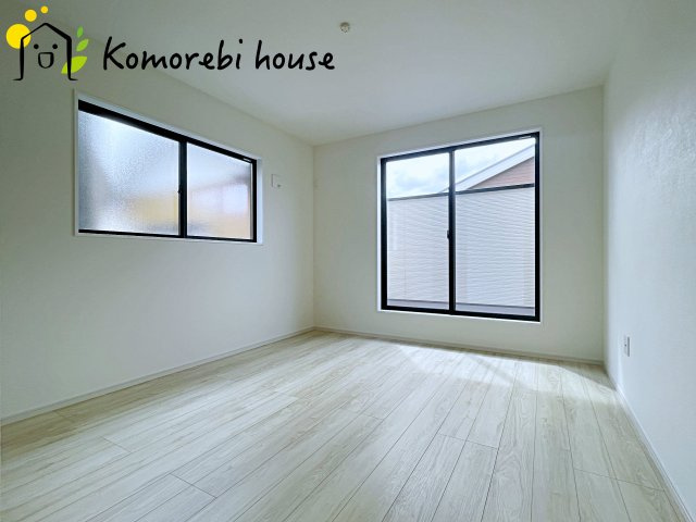 桶川市末広　1期　新築一戸建て　ずっとプラス　01の寝室|一日の疲れをゆっくり癒せる主寝室は、ベッドを置いてもゆとりある広さが魅力。収納完備で衣類もスッキリ収まり、静かで落ち着いた空間が快適な眠りをサポートします。