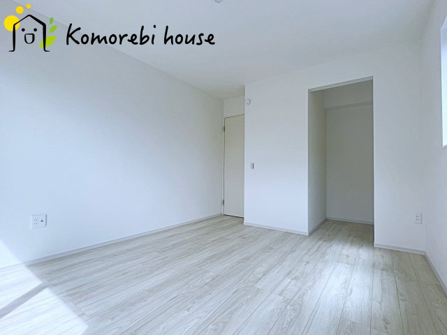 桶川市末広　1期　新築一戸建て　ずっとプラス　01の寝室|寝室にはゆとりのある広さがあり、大きめのベッドも余裕をもって配置できます。
実際に内覧いただければ、サイズ感もよりイメージしやすいと思います。採寸もその場でご協力いたしますので、ぜひお確かめください。