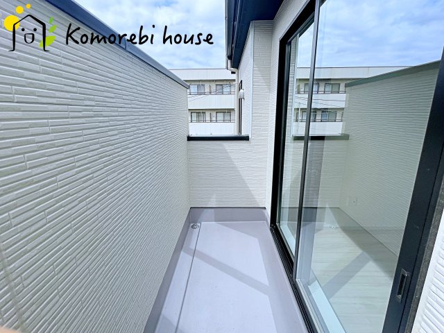 桶川市末広　1期　新築一戸建て　ずっとプラス　01のバルコニー|防水施工がしっかりと施されたバルコニーで、雨の日も安心。長く使える耐久性を備えたメンテナンスしやすい仕様です。