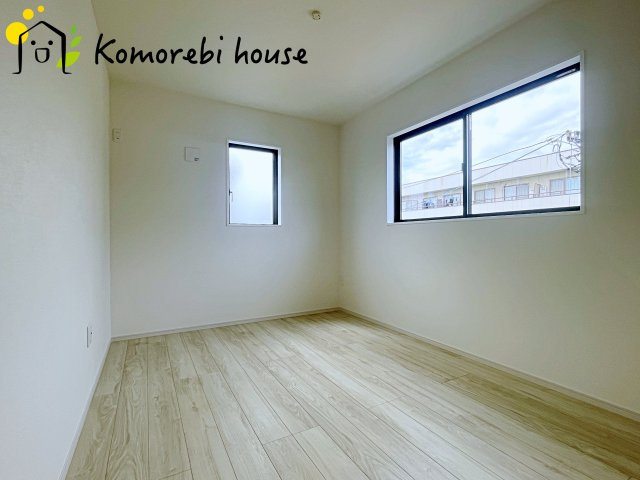 桶川市末広　1期　新築一戸建て　ずっとプラス　01の洋室|最近の新築住宅は窓まわりの性能が大きく進化しています。複層ガラスに、樹脂とアルミを組み合わせた断熱性の高いハイブリッドサッシを採用。