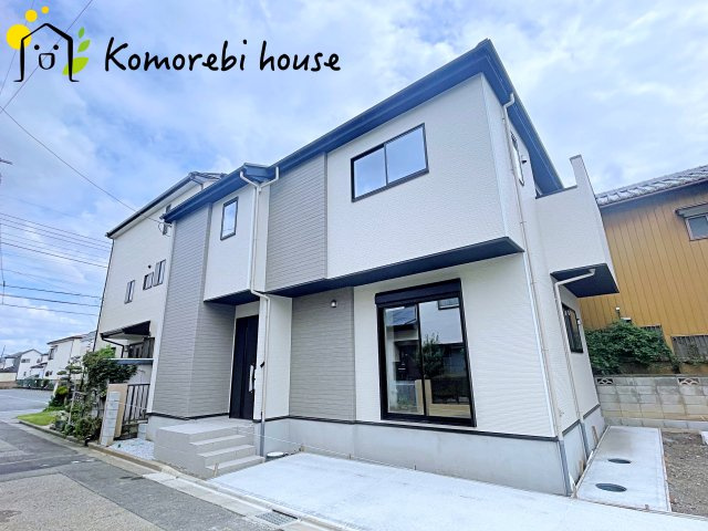 桶川市末広　1期　新築一戸建て　ずっとプラス　01の外観|明るい色合いで統一された外観が魅力の新築住宅。シンプルながら存在感があり、帰宅時に気分が上がるデザインです。周辺環境とも調和し、落ち着いた街並みに映える一邸です。