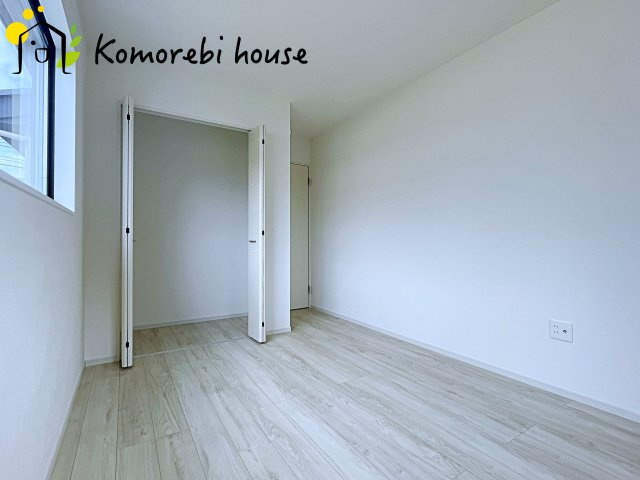 桶川市末広　1期　新築一戸建て　ずっとプラス　01の洋室|収納付きでゆとりのある空間。寝室としても、子ども部屋としても使え、衣類やおもちゃもスッキリ片付く快適な部屋。