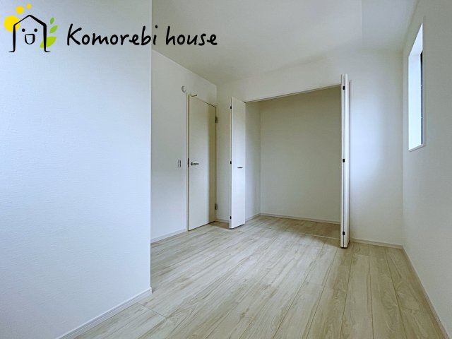 桶川市末広　1期　新築一戸建て　ずっとプラス　01の子供部屋|自然光が心地よく入る子ども部屋は、学習・遊び・睡眠をしっかり支える快適環境。シンプル設計でレイアウトも変えやすく、成長に合わせて長く使える利便性の高い一室です。