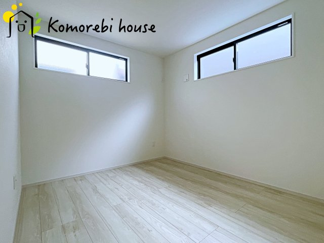 桶川市末広　1期　新築一戸建て　ずっとプラス　01の洋室|最近の新築住宅は窓まわりの性能が大きく進化しています。複層ガラスに、樹脂とアルミを組み合わせた断熱性の高いハイブリッドサッシを採用。