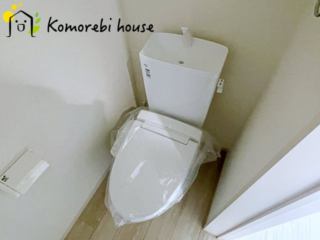 桶川市末広　1期　新築一戸建て　ずっとプラス　01のトイレ|2階にもトイレがあることで、朝の混雑が解消し生活動線がスムーズに。新築ならではの間取り設計で、毎日の“プチストレス”が驚くほど減ります。