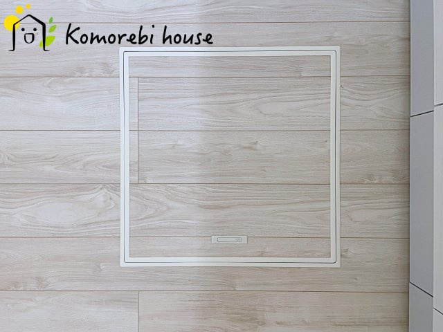 桶川市末広　1期　新築一戸建て　ずっとプラス　01の内装|調味料やストック食材、非常用品までまとめてしまえる床下収納。キッチン周りがすっきり片付き、必要な時にさっと取り出せる“賢い収納スペース”として毎日の家事を支えます。