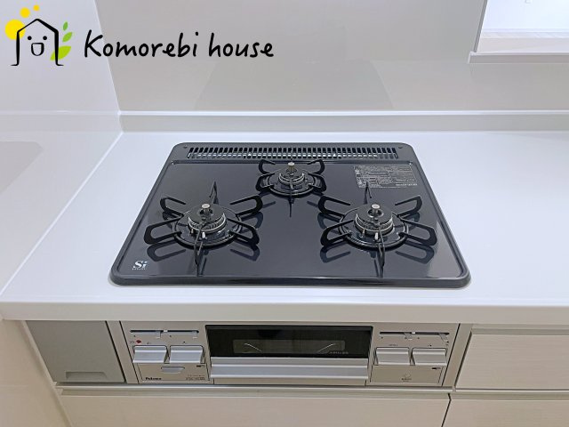 桶川市末広　1期　新築一戸建て　ずっとプラス　01のキッチン|同時調理が叶う3口コンロと便利なグリル付き。忙しい朝のお弁当作りも、夕食の複数メニューもスムーズにこなせる頼れる設備です。