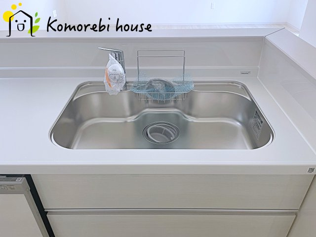 桶川市末広　1期　新築一戸建て　ずっとプラス　01のキッチン|浄水器一体型で、いつでも美味しいお水がそのまま使えるキッチンシンク。料理やコーヒーづくり、炊飯にも安心して利用でき、毎日の食卓が少し豊かに。