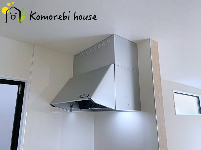 桶川市末広　1期　新築一戸建て　ずっとプラス　01のキッチン|吸引力の高いレンジフードが煙や匂いを素早く排出。揚げ物や炒め物も気兼ねなくでき、リビングに匂いを残しません。