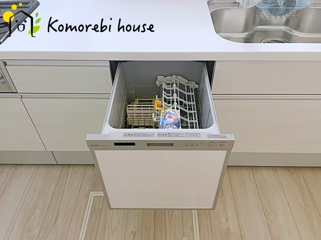 桶川市末広　1期　新築一戸建て　ずっとプラス　01のキッチン|忙しい毎日の食後も、食器洗いは食洗器におまかせ。家族が食事を楽しんでいる間に、洗浄・乾燥まで完了するから、片付けのストレスを減らしてリビングでの団らん時間をゆったり過ごせます。