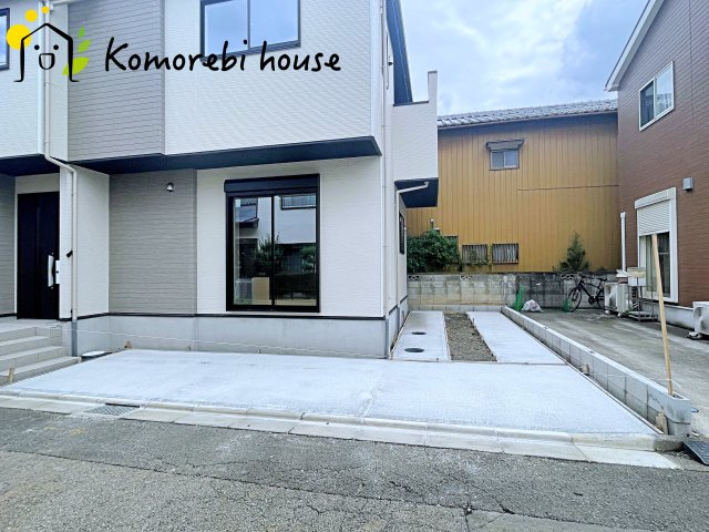 桶川市末広　1期　新築一戸建て　ずっとプラス　01の駐車場|車2台をゆったり駐車できる広さを確保。ご夫婦で車を所有する方にもうれしい間取りです。