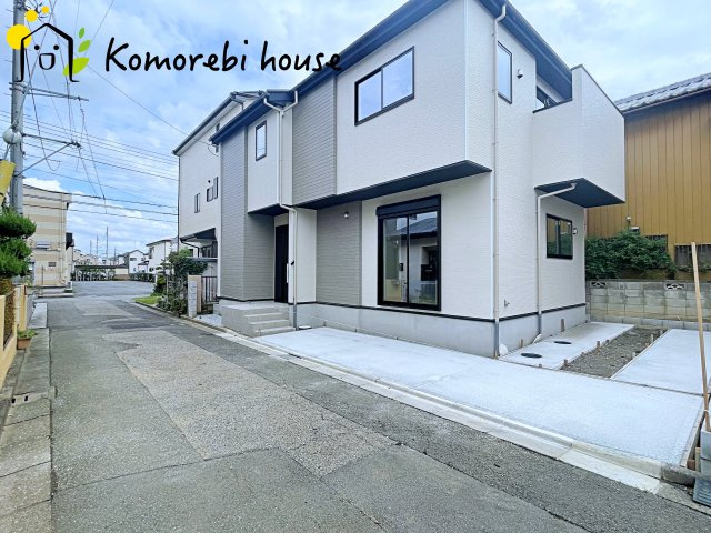 桶川市末広　1期　新築一戸建て　ずっとプラス　01の前面道路含む現地写真|前面道路は決して広くないものの、交通量が少なく安心。落ち着いた住環境が、家族の日々の暮らしを支えます。