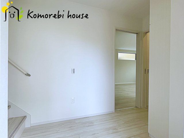 桶川市末広　1期　新築一戸建て　ずっとプラス　01の玄関|明るく使いやすい玄関で、家族の生活をスムーズに。収納や導線も配慮された万能空間です。