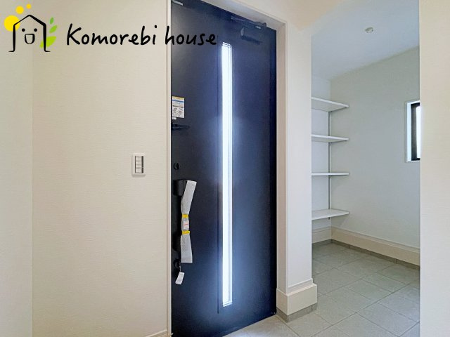 桶川市末広　1期　新築一戸建て　ずっとプラス　01の玄関|玄関から快適な生活が始まる。収納・導線・使い勝手に配慮された、家族に優しい設計です。