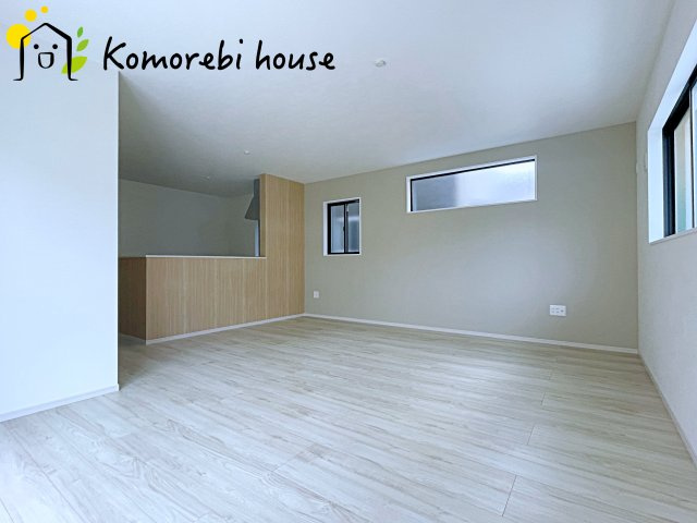 桶川市末広　1期　新築一戸建て　ずっとプラス　01の居間・リビング|縦に広がるLDKは、空間を効率的に使える設計。キッチンからリビング、ダイニングまで家族の気配を感じられます。