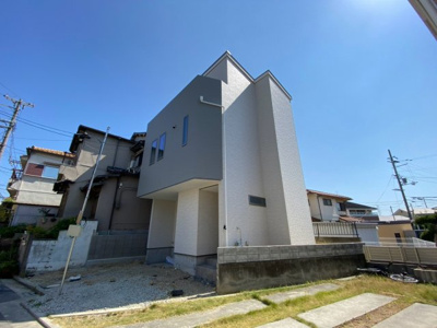 【外観】 | 【プレイワーク土師町5丁】土師小・道路幅6ｍ・新築建売・4LDK・車2台 | 落ち着いた雰囲気の外観です