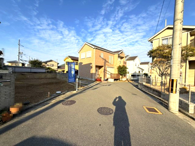 【前面道路含む現地写真】 | 【プレイワーク土師町5丁】土師小・道路幅6ｍ・新築建売・4LDK・車2台 | 前面道路含む現地写真です