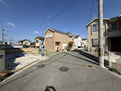 【前面道路含む現地写真】 | 【プレイワーク土師町5丁】土師小・道路幅6ｍ・新築建売・4LDK・車2台 | 前面道路含む現地写真です