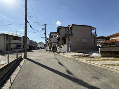 【前面道路含む現地写真】 | 【プレイワーク土師町5丁】土師小・道路幅6ｍ・新築建売・4LDK・車2台 | 前面道路含む現地写真です