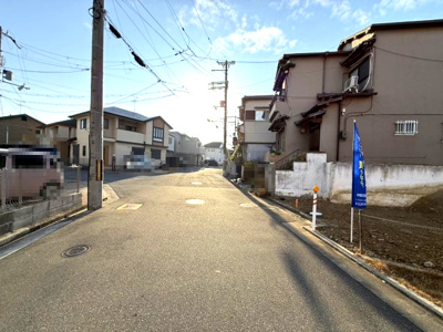 【前面道路含む現地写真】 | 【プレイワーク土師町5丁】土師小・道路幅6ｍ・新築建売・4LDK・車2台 | 前面道路含む現地写真です