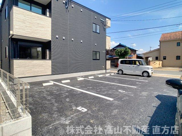 直方市神正町のアパートの駐車場