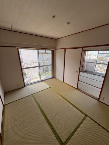 惣町サンハイツの和室|畳の上でゆっくりとくつろげる和室です