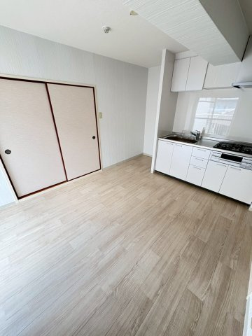 惣町サンハイツの居間・リビング|使いやすい居間です