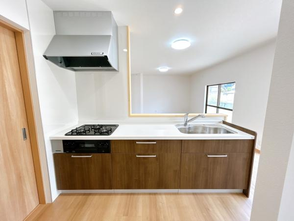 【キッチン】 | 仲介手数料無料！本山小学校に通えるリフォーム済み中古住宅　山陽小野田市大字小野田 | 使い勝手の良いシステムキッチンで楽しくクッキング♪