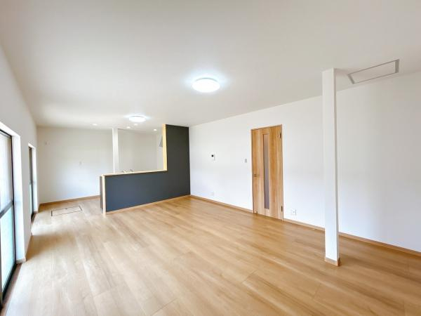 【居間・リビング】 | 仲介手数料無料！本山小学校に通えるリフォーム済み中古住宅　山陽小野田市大字小野田 | ゆったりとしたリビングは家族の団らんがはずみますね♪